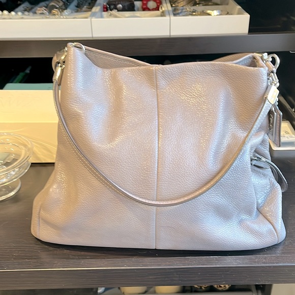 Coach leather purse mauve taupe in Colour. Great condition minor signs of wear - Picture 1 of 7
